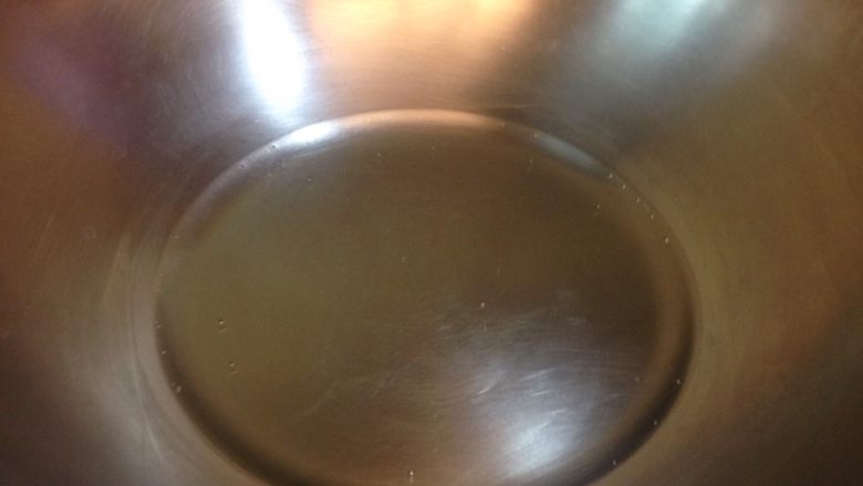 紫蘇葉天婦羅,熱油鍋，油要多一點，有點半煎半炸，為了養生，油夠就好，不要半鍋去炸，太油膩