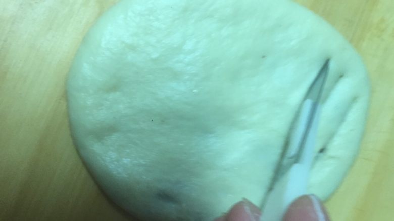 豆沙面包,然后按扁成小椭圆，用雕刻刀斜着滑成条状，给宝宝做的小一点，方便拿着吃