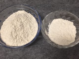 豆沙面包,首先准备好所需材料高筋面粉210g和低筋面粉40g，称好备用