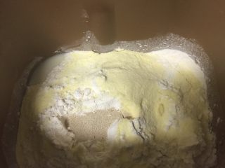 豆沙面包,除黄油之外所有食材都放入面包机先进行第一个揉面程序13分钟，糖与盐对角放，食材由稀到稠放入，酵母最后放在面粉上