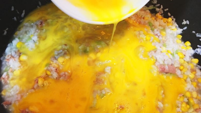鮮味絲瓜菜飯,步驟15的食材拌勻後將蛋液緩緩倒入鍋內