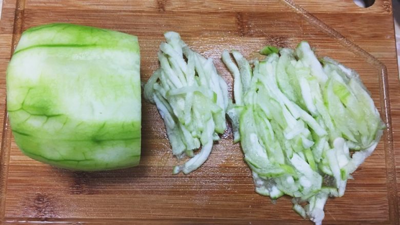 鮮味絲瓜菜飯,將絲瓜削皮後切成絲狀