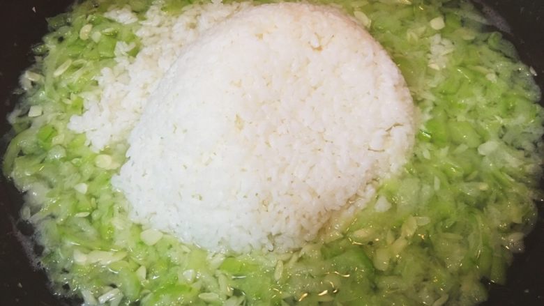 鮮味絲瓜菜飯,加水後待沸騰，將白飯全部倒入鍋內