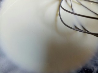 北海道戚风蛋糕,牛奶和油放入容器中搅拌至充分融合