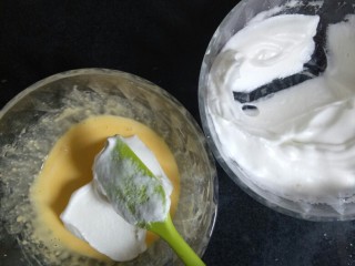 北海道戚风蛋糕,蛋白霜分三次加入蛋黄糊中，刮刀用切拌的手法搅拌均匀
