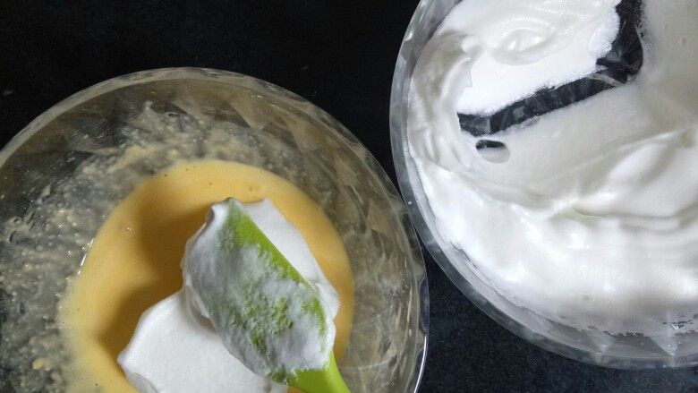 北海道戚风蛋糕,蛋白霜分三次加入蛋黄糊中，刮刀用切拌的手法搅拌均匀