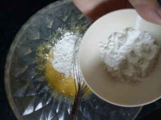 北海道戚风蛋糕,蛋黄中加入三分之一的细砂糖搅拌均匀，然后加入淀粉，低粉