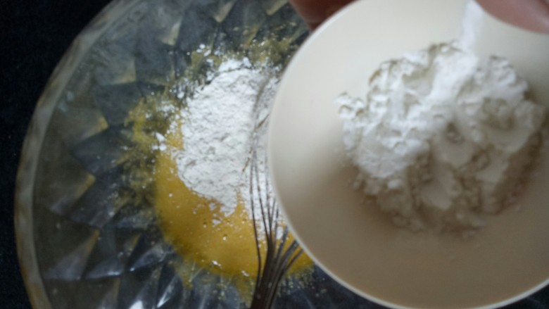 北海道戚风蛋糕,蛋黄中加入三分之一的细砂糖搅拌均匀，然后加入淀粉，低粉