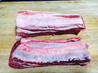 #咸味# 土豆烧牛肉,我选用的是内蒙古科尔沁牛肉的纯牛肋条肉。
图中前排的牛肋条肉比图中后排的牛肋条肉总体上薄，特别是底板薄，前排的牛肋条肉品质更佳。