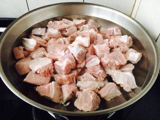 #咸味# 土豆烧牛肉,牛肉焯水，把牛肉和凉水同时放入锅里，开大火焯水？
牛肉焯水是为了逼出污物血水、去除腥味。
牛肉焯水全程不要盖锅盖儿。