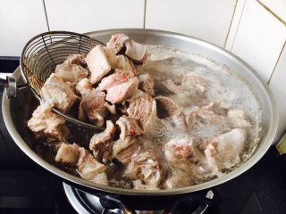 #咸味# 土豆烧牛肉,水开后再煮5分钟，然后撇去浮末，捞出牛肉备用。