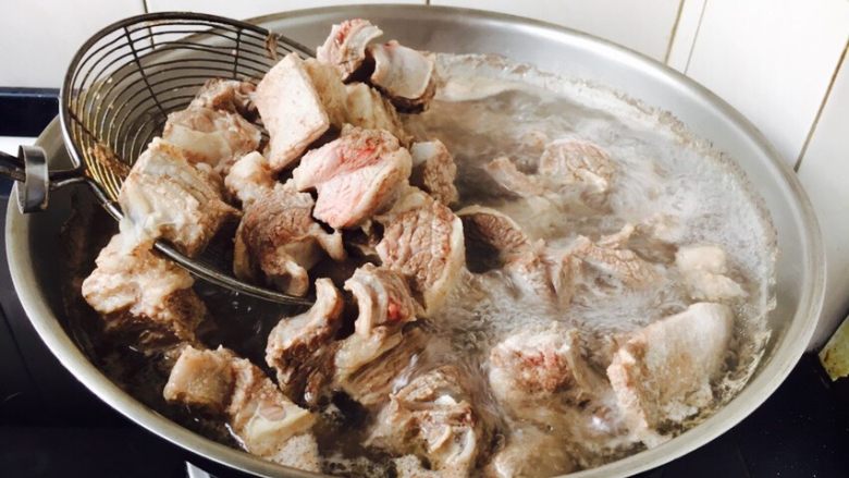 #咸味# 土豆烧牛肉,水开后再煮5分钟，然后撇去浮末，捞出牛肉备用。