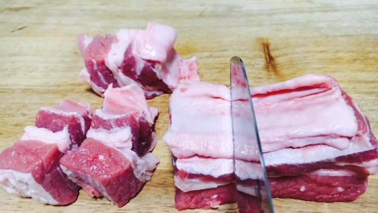 #咸味# 土豆烧牛肉,把肉切成5厘米左右的块，切肉时刀要逆着牛肉的纹理切。