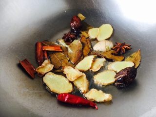 #咸味# 土豆烧牛肉,放入八角、草果、桂皮、辣椒煸炒一下，然后改小火。
