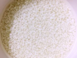 改版牛油拌饭（深夜食堂）,浸泡后的糯米颗粒明显比未浸泡过的膨胀很多