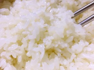 改版牛油拌饭（深夜食堂）,用筷子搅拌至米饭松散