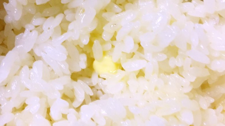改版牛油拌饭（深夜食堂）,用筷子慢慢搅匀，使黄油均匀融化