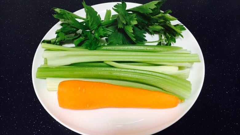 爽口开胃小凉菜 花椒油炝芹菜,芹菜和胡萝卜分别洗干净，芹菜摘去叶子留茎，胡萝卜刮去外皮。