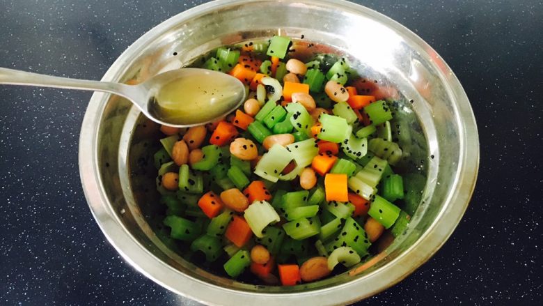 爽口开胃小凉菜 花椒油炝芹菜,放入2小勺花椒油，搅拌均匀。