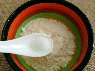 千层葱油饼,取适量普通面粉【量自定】，里面加一点点白糖。