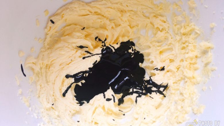 有事没事补充黑营养——黑芝麻磅蛋糕,倒入黑芝麻酱，继续高速打发。