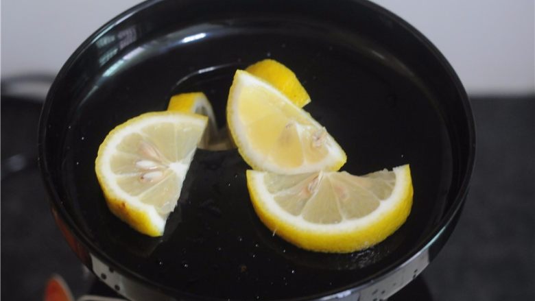 柠檬蜂蜜烤鱼排,放入原汁机榨汁备用