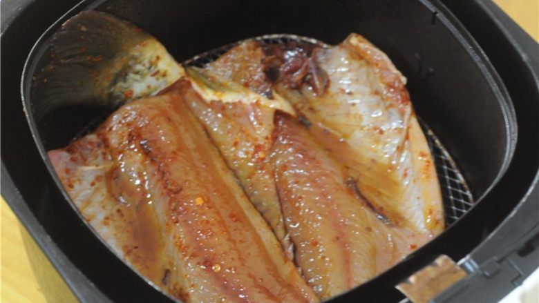 柠檬蜂蜜烤鱼排,腌制好的鱼排放入炸锅