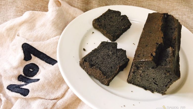 有事没事补充黑营养——黑芝麻磅蛋糕,切片，享用吧！
非常好的早餐主食，可以涂抹果酱、奶油。
