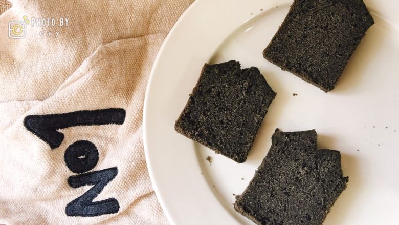 有事没事补充黑营养——黑芝麻磅蛋糕,作为下午茶也是非常不错的！