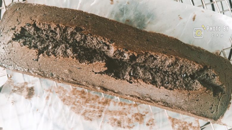 有事没事补充黑营养——黑芝麻磅蛋糕,撕去油纸，放在冷却架上稍加冷却。
趁还温热的时候包裹上保鲜膜，冷藏过夜。