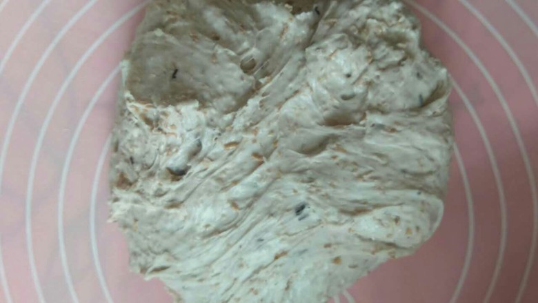 蓝莓坚果大个欧式面包,在面板上撒些面粉(分量外)，取出面团。