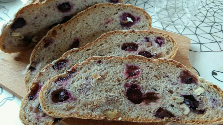 蓝莓坚果大个欧式面包,切开就可以直接吃咯。