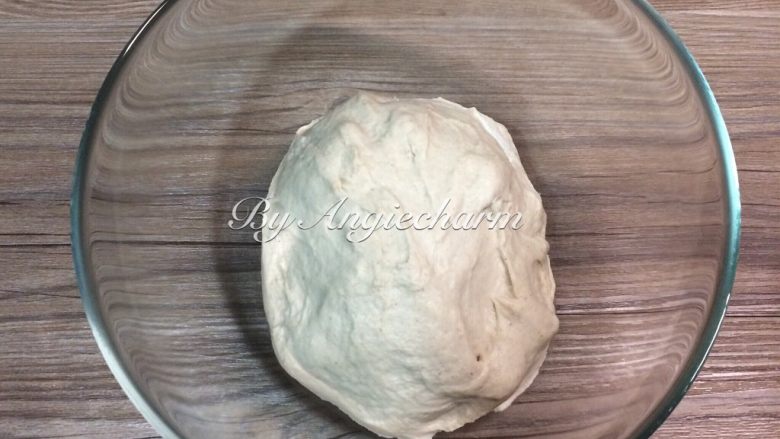 黑麦乡村面包佐鹰嘴豆泥,大概15分钟，揉成光滑有延展性面团即可。取出面团放进大碗中，盖好保鲜膜。