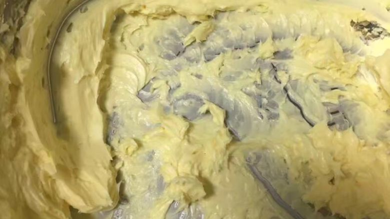 扁桃仁一口酥,软化后的黄油电动打蛋器搅打均匀就可以了，不要太久