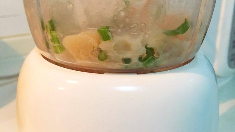 咖喱黑松露菌菇锅贴（含皮冻制作方法）,我加了点葱、<a style='color:red;display:inline-block;' href='/shicai/ 29'>洋葱</a>，还有之前剩下来的一点汤汁，扔到搅拌机里搅打。