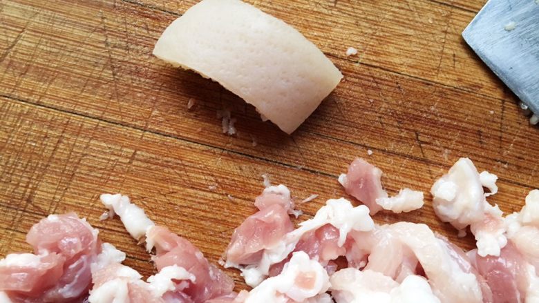 咖喱黑松露菌菇锅贴（含皮冻制作方法）,首先把猪五花皮和肉分开来。皮是做皮冻用的。肉自己剁要比买的肉糜更好哦！