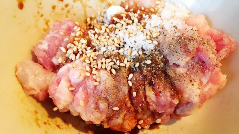 咖喱黑松露菌菇锅贴（含皮冻制作方法）,肉加上上述那些调料自己调制。