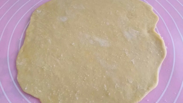 千层葱油饼,半小时后取一个饼的量擀圆，均匀撒上食盐。