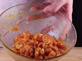教你一个茄子的新吃法，又香又好吃一看就会,接下来用筷子将肉馅拌匀后腌制备用。