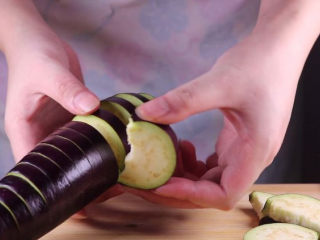 教你一个茄子的新吃法，又香又好吃一看就会,从刀子的侧面切一小刀后，将切片取出。