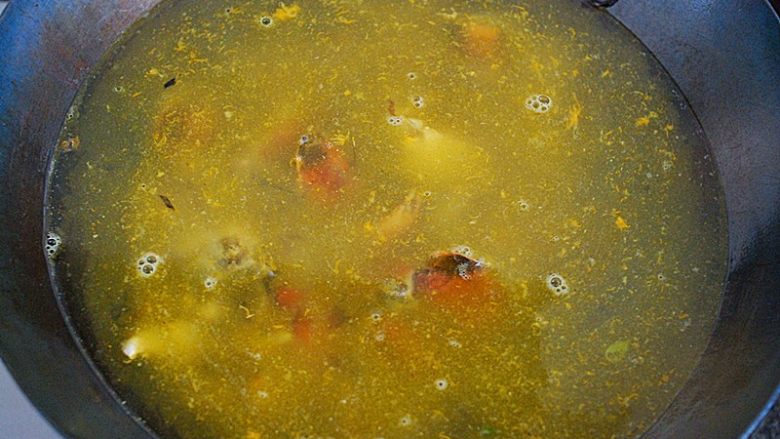 鲜美螃蟹酱,锅中倒入适量清水，水高度要淹没螃蟹，大火煮开，转小火，直至将螃蟹的鲜味给炖出来