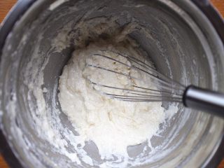 豆乳盒子蛋糕,接着将低筋面粉过筛到盆子里，面粉一定要过筛，这样是为了后期做出来的蛋糕胚组织更细腻！用蛋抽大致混合均匀即可