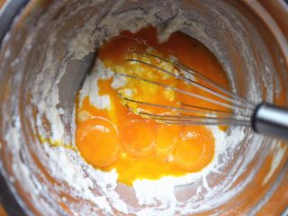 豆乳盒子蛋糕,然后将蛋黄也倒入盆子中，用蛋抽先将其戳破