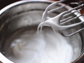 豆乳盒子蛋糕,搅打至7分发即可，状态如图，提起打蛋头，蛋白霜呈现弯钩状
