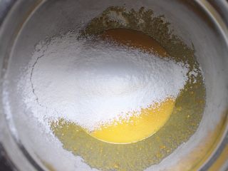 豆乳盒子蛋糕,接着将低筋面粉和玉米淀粉过筛到盆子内，用蛋抽彻底混合均匀