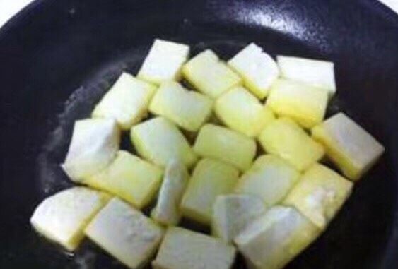 鸡蛋煎豆腐,把锅内放油，把豆腐捞出先煎一下，豆腐变的两面金黄