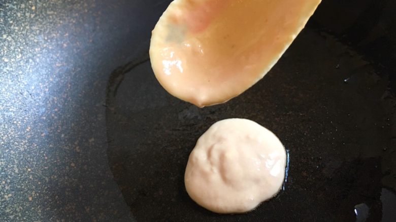 西红柿鸡蛋软饼,锅中抹上少许油（也可以不放），用勺子舀一勺从高一点的地方往下滴，很容易摊成圆形