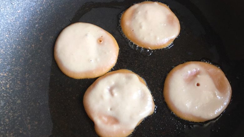 西红柿鸡蛋软饼,小火慢煎，表面出现气泡，底部凝固可以翻面，两面煎熟即可