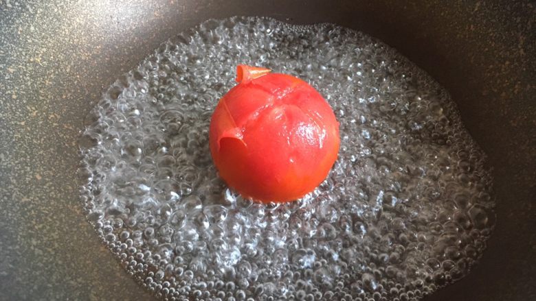 西红柿鸡蛋软饼,<a style='color:red;display:inline-block;' href='/shicai/ 3551'>西红柿</a>用刀划十字，放入开水中烫一下