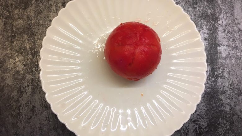 西红柿鸡蛋软饼,将西红柿去皮